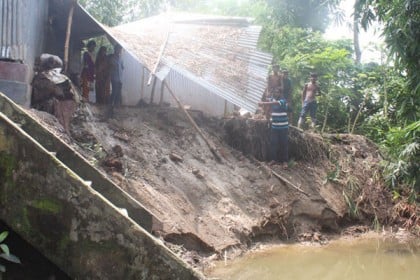 ইছামতির ভাঙনে বিলীন হচ্ছে বাড়ি-ঘর 