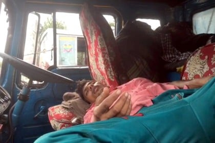 ঢাকা-টাঙ্গাইল মহাসড়কে যানজটে যাত্রীদের চরম দুর্ভোগ
