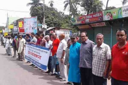 রোহিঙ্গা নির্যাতন বন্ধের দাবিতে নোয়াখালীতে মানববন্ধন