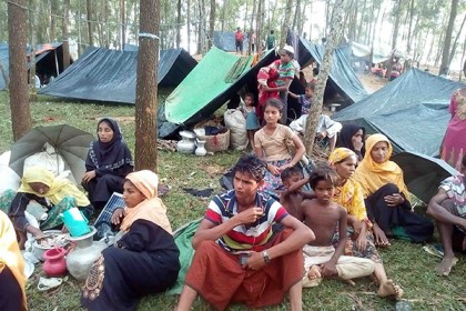 আশ্রয় নিয়েছে ৩ লক্ষাধিক রোহিঙ্গা, অনুপ্রবেশের অপেক্ষায় ৫ লাখ