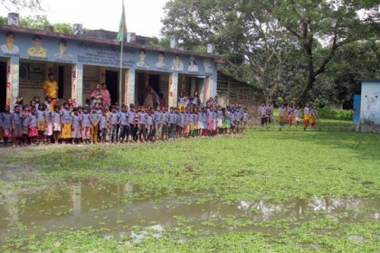 চিরিরবন্দরে ৫ মাস যাবত পানিবন্দী বিদ্যালয়