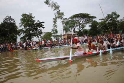 নবীগঞ্জে ঐতিহ্যবাহী নৌকা বাইচ অনুষ্ঠিত