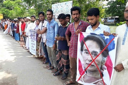মিয়ানমারে রোহিঙ্গা নির্যাতন বন্ধের দাবিতে শরণখোলায় মানববন্ধন
