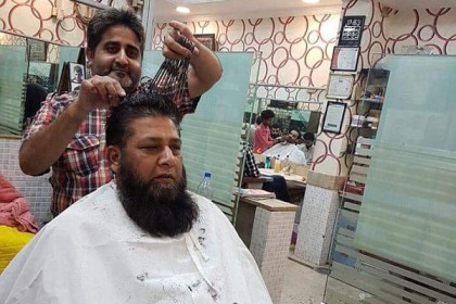 একসঙ্গে ১৫টা কাঁচি চালাতে পারেন এই পাকিস্তানি নাপিত(ভিডিও)