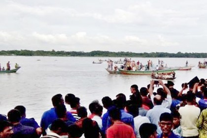 পন্টুন বিচ্ছিন্ন হয়ে পদ্মায় তিন লঞ্চডুবি, নিখোঁজ ২৫