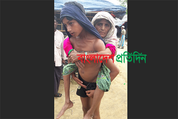 রোহিঙ্গা বৃদ্ধাকে পিঠে নিয়ে নাতির ৩ দিনের দুর্গম পথ পাড়ি

