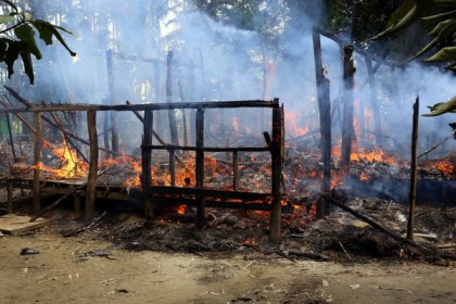মুসলিম সাজিয়ে রাখাইনে আগুন