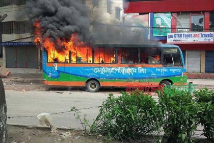মিরপুরে বাসচাপায় স্কুলছাত্রীর মৃত্যু, উত্তেজিত জনতার গাড়ি ভাংচুর