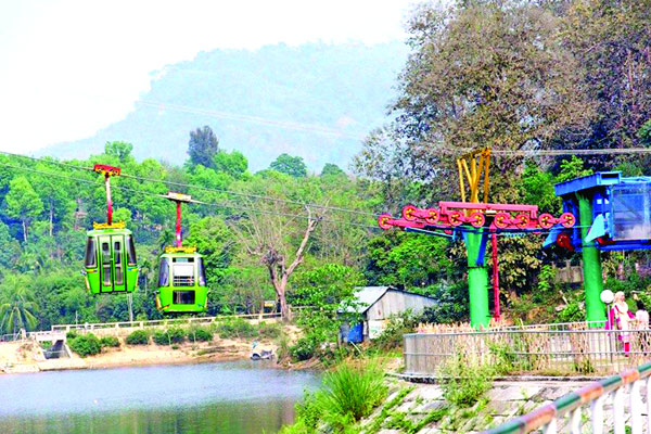 ক্যাবল কারে চড়ে সবুজ বনানী ও পশুপাখি দর্শন