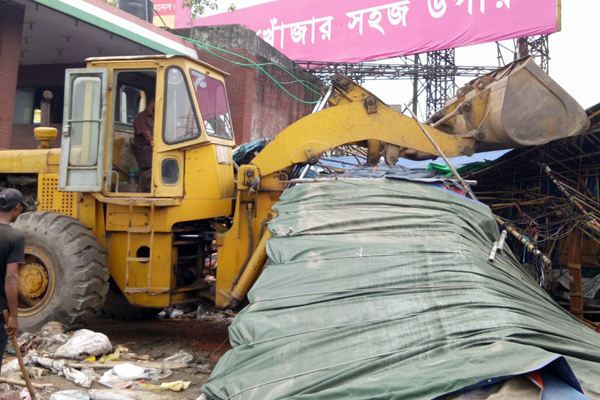 ঢাকা-চট্টগ্রাম মহাসড়কের কাঁচপুরে সওজের উচ্ছেদ অভিযান