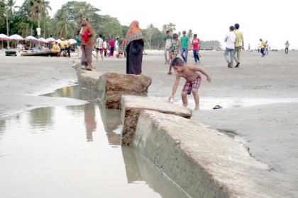 কুয়াকাটা সৈকতে 'ভবনের ভাঙ্গা অংশ' পর্যটকদের মরণ ফাঁদ