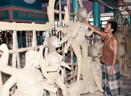 বগুড়ায় দুর্গোৎসবকে ঘিরে উৎসবের আমেজ
