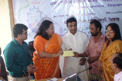 সিরাজগঞ্জে বন্যায় ক্ষতিগ্রস্ত তাঁতীদের মাঝে নগদ অর্থ বিতরণ
