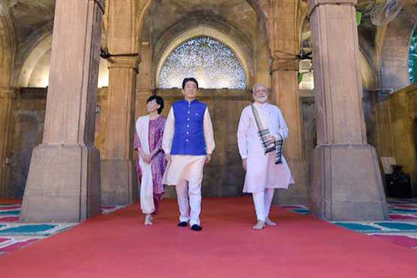 জাপানের প্রধানমন্ত্রীকে নিয়ে মসজিদ দর্শন মোদির