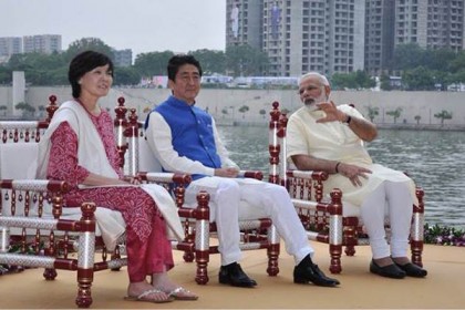 মোদির পোশাকে জাপানের প্রধানমন্ত্রী!