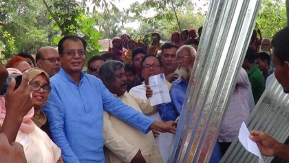লালমনিরহাটে বন্যায় ক্ষতিগ্রস্তদের মাঝে ঢেউটিন ও হাস মুরগী বিতরণ