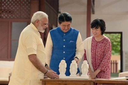 জাপানের প্রধানমন্ত্রীকে ৩০ পদের খাবারে আপ্যায়ন মোদির