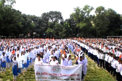 কুমিল্লায় শিশু নির্যাতনকে পাঁচ হাজার শিক্ষার্থীর লালকার্ড