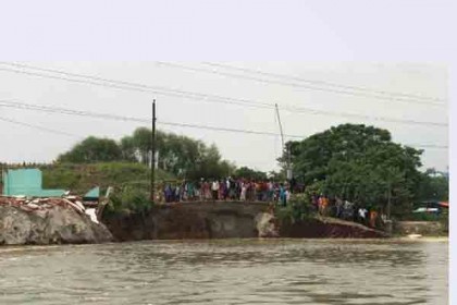 বন্যায় ভেঙে গেছে সাভারের তুরাগ নদীর ব্রিজ