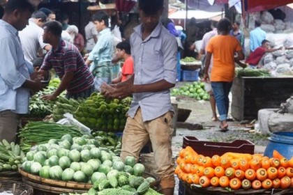 
চট্টগ্রামে চালের বাজারে উত্তাপ, সবজি-মুরগিতে স্বস্তি