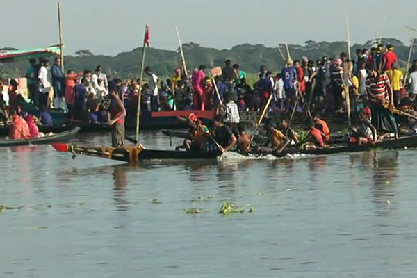 মাদারীপুরে ঐতিহ্যবাহী নৌকা বাইচ অনুষ্ঠিত