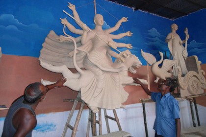 বেড়েছে পূজার মন্ডপ, ব্যস্ত সময় পার করছেন দিনাজপুরের মৃৎ শিল্পীরা
