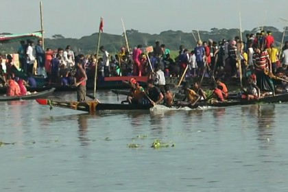 মাদারীপুরে ঐতিহ্যবাহী নৌকা বাইচ অনুষ্ঠিত