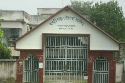 কাউন্সিলর-কর্মচারী বেতন না পেলেও মেয়রের বেতন বকেয়া নেই