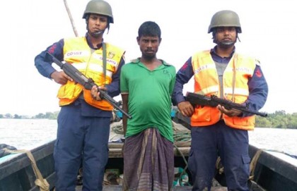 সুন্দরবন থেকে জলদস্যু আটক করেছে কোস্টগার্ড