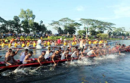 টাঙ্গাইলের বাসাইলে নৌকা বাইচ অনুষ্টিত