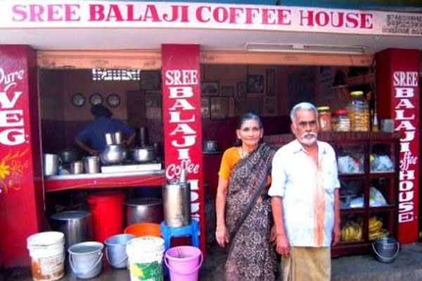 চা বিক্রি করে ১৮ বার মধুচন্দ্রিমায় এই দম্পতি!