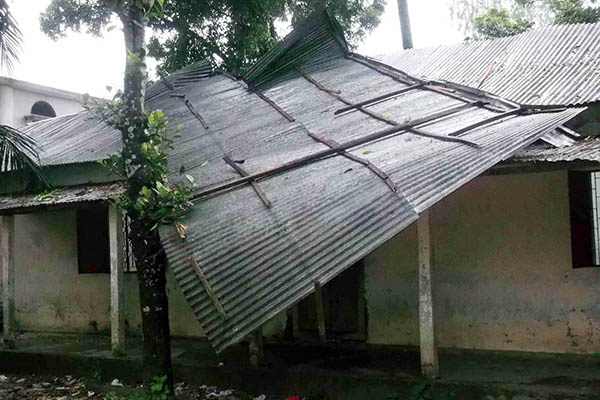 বগুড়ার সারিয়াকান্দিতে আকস্মিক ঝড়ে স্কুলের ক্ষতি
