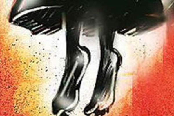 মা-বাবার বকুনি খেয়ে 'ফেসবুকে আসক্ত' ছাত্রীর আত্মহত্যা!