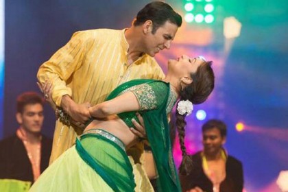 ফের অক্ষয়ের সঙ্গে মাধুরীর অন্তরঙ্গ দৃশ্য ভাইরাল!(ভিডিও)