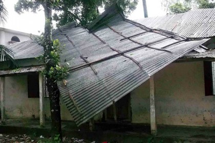 বগুড়ার সারিয়াকান্দিতে আকস্মিক ঝড়ে স্কুলের ক্ষতি
