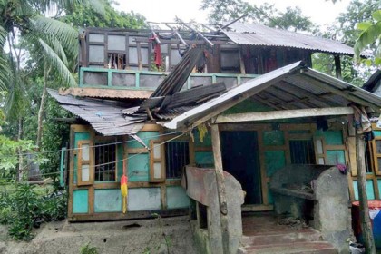 কলাপাড়ায় টর্নেডোর ছোবল, লণ্ডভণ্ড বসতবাড়ি