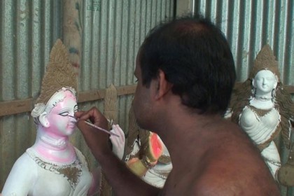 শেষ মুহূর্তে ব্যস্ত সিরাজগঞ্জের প্রতিমা কারিগররা