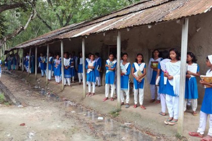 জরাজীর্ণ ভবনে ক্লাস করছে ৫ শতাধিক শিক্ষার্থী