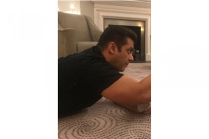 কার জন্য মেঝেতেই শুয়ে পড়লেন সালমান খান?