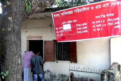 কুমিল্লায় খোলা বাজারের চালে ৪ দিনেও ক্রেতাদের সাড়া নেই
