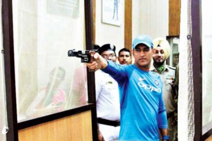 অস্ত্র হাতেও সমান পারদর্শী ধোনি