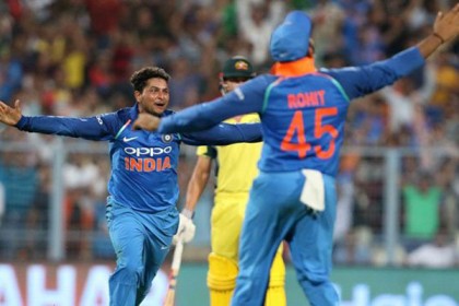 ২৬ বছর পর কপিল দেবের পাশে 'চায়নাম্যান' কুলদীপ