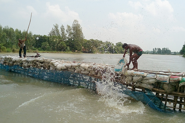 সিংড়ায় ভ্রাম্যমাণ আদালতের অভিযানে সুতি জাল আটক