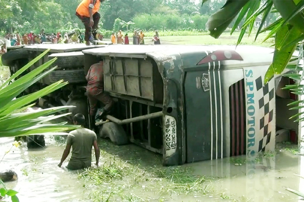 নওগাঁয় বাস-মোটরসাইকেল মুখোমুখি সংঘর্ষে নিহত ২, আহত ৩