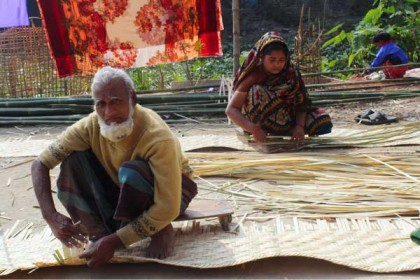 সিংড়ায় চাটাইয়ে স্বপ্ন বুনছে দুই শতাধিক পরিবার