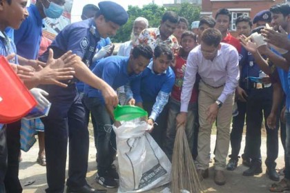 মুন্সীগঞ্জে হাসপাতাল ঝাড়ু দিলেন পুলিশ সুপার ও ওসি