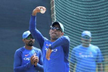 ইন্দোরে অনুশীলনে স্পিনারের ভূমিকায় ধোনি! (ভিডিও)