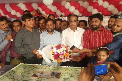 জন্মদিনে নেতাকর্মীদের ভালবাসায় সিক্ত হলেন সম্রাট
