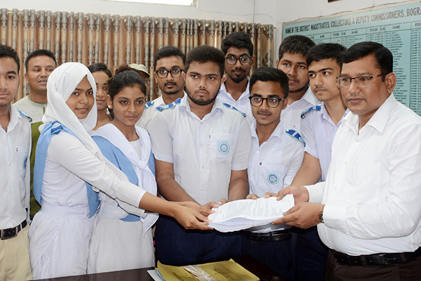 বগুড়ায় স্কুল সরকারিকরণের দাবিতে স্মারকলিপি প্রদান