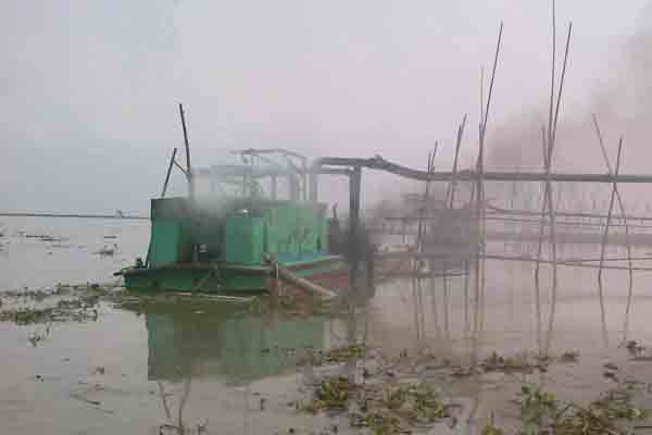 বগুড়ায় বালু উত্তোলনের দায়ে দু'টি খননযন্ত্র পুড়িয়ে ধ্বংস